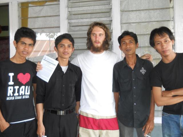 a muara bongo, chez des eleves d'un prof d'anglais rencontre dans la rue