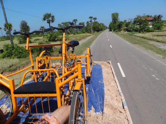 apres avoir cassé un pneu, on rentre en stop avec la rosalie