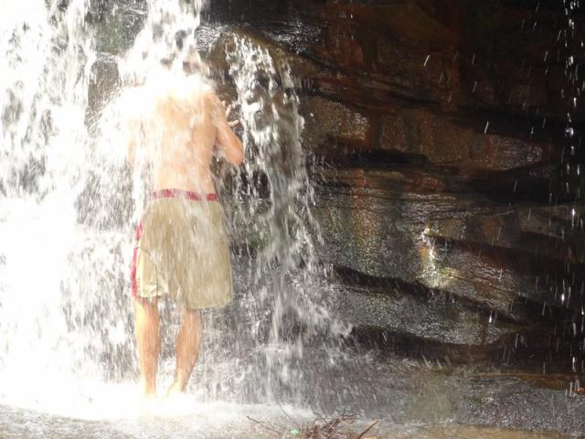 puissante la douche. stoine en perd presque son shurt