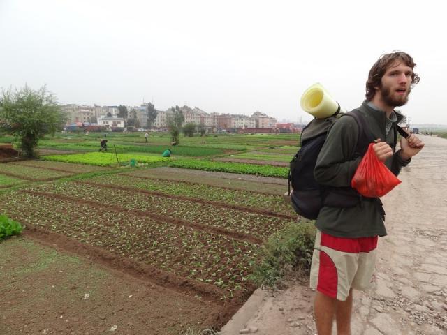 la on marche autour de kunming pendant un journée pour trouver la station essence
