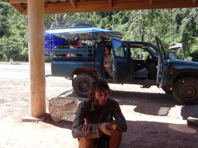 la on est plus en stop, on va avec xavier dans la foret chez une famille lao