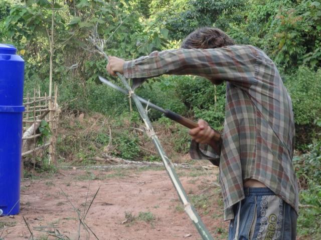 on apprend a travallier le bambou a la machette