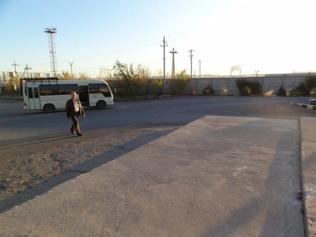 le bus qui nous a ammenés a la frontiere chinoise