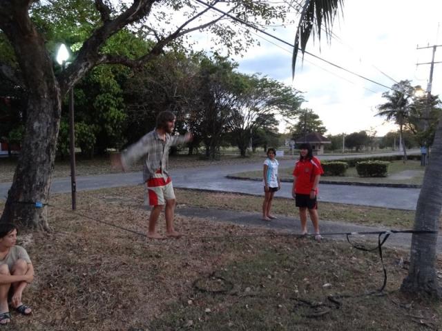 slack line au camp de refugiés des innondations