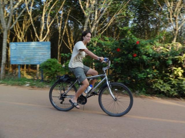 roxane devant la foret de rubber tree (arbre a caoutchouc)