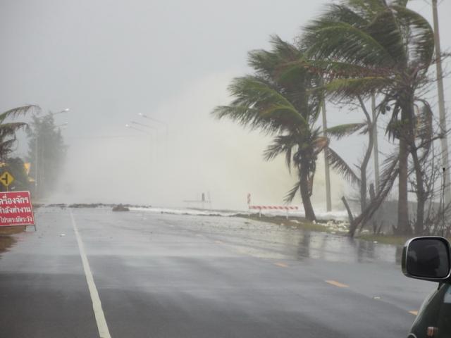 les vagues s'eclatent sur un muret sur 300m, on passe dans une grosse pluie