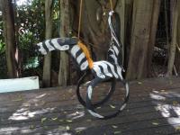 Une balancoire zebre faite avec un pneu !