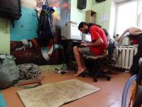 la table par terre et les sacs sur les murs ! pratique