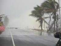 les vagues s'eclatent sur un muret sur 300m, on passe dans une grosse pluie